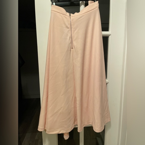 Romantic pink skirt w zipper at back. Worn/washed a few times. Great condition - Picture 3 of 4